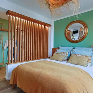 https://chambre-dhote-luxe-vue-mer-boheme.fr-provencehotel.com